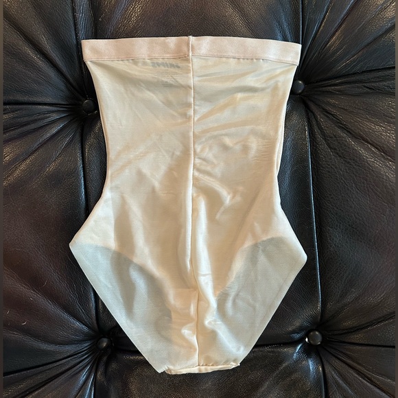 SKIMS Sculpting High Waist Brief Shapewear - Picture 4 of 5